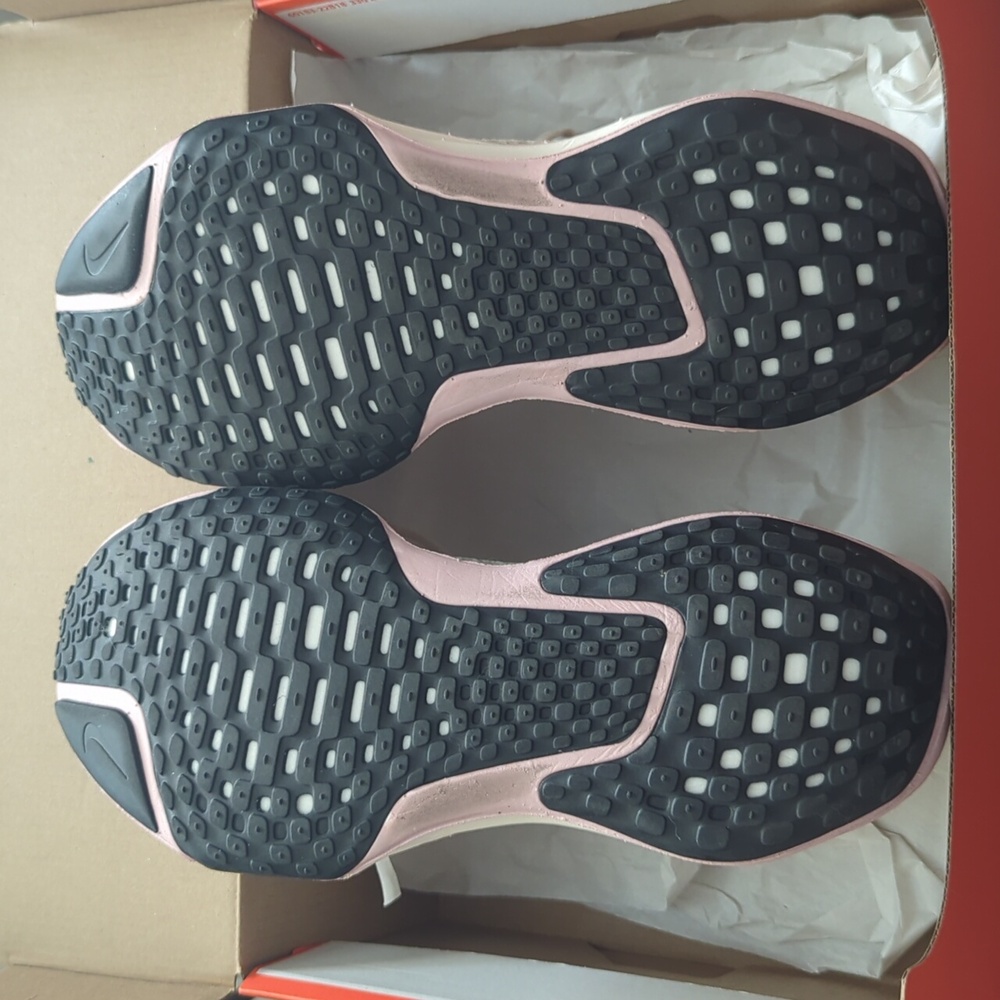 Nike ZOOMX Invincible Run FK, 9.5 Women's - Picture 2 of 9